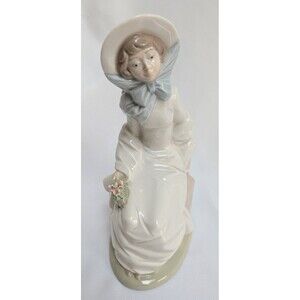 MIRMASU Porcelain Sitting Lady Figurine With Bouquet of Flowers Spain VTG